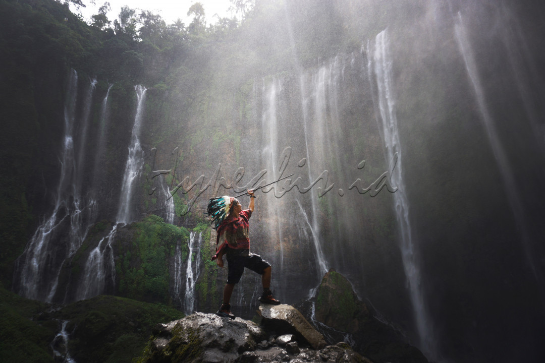 Air terjun tumpak sewu atau juga dikenal dengan coban sewu merupakan air terjun yang berada di Provinsi Jawa Timur, tepatnya di Desa Sidomulyo, Kecamatan Pronojoyo, Kabupaten Lumajang. Berada di lembah curam dengan elevasi dengan panjang 500 meter, air terjun ini memiliki aliran air yang memanjang menyerupai tirai. Air terjun tumpak sewu bahkan dianggap sebagai air terjun terindah di Pulau Jawa.<br />
<br />
Akses menuju lokasi air terjun dapat ditempuh dengan mudah menggunakan kendaraan pribadi seperti motor, mobil atau kendaraan umum berupa minibus. Air terjun tumpak sewu menjadi salah satu tempat yang instagramable dan sangat terkenal di jagat maya. banyak wisatawan yang berkunjung ke tempat ini hanya untuk menjadikannya objek foto atau sekedar selfi.