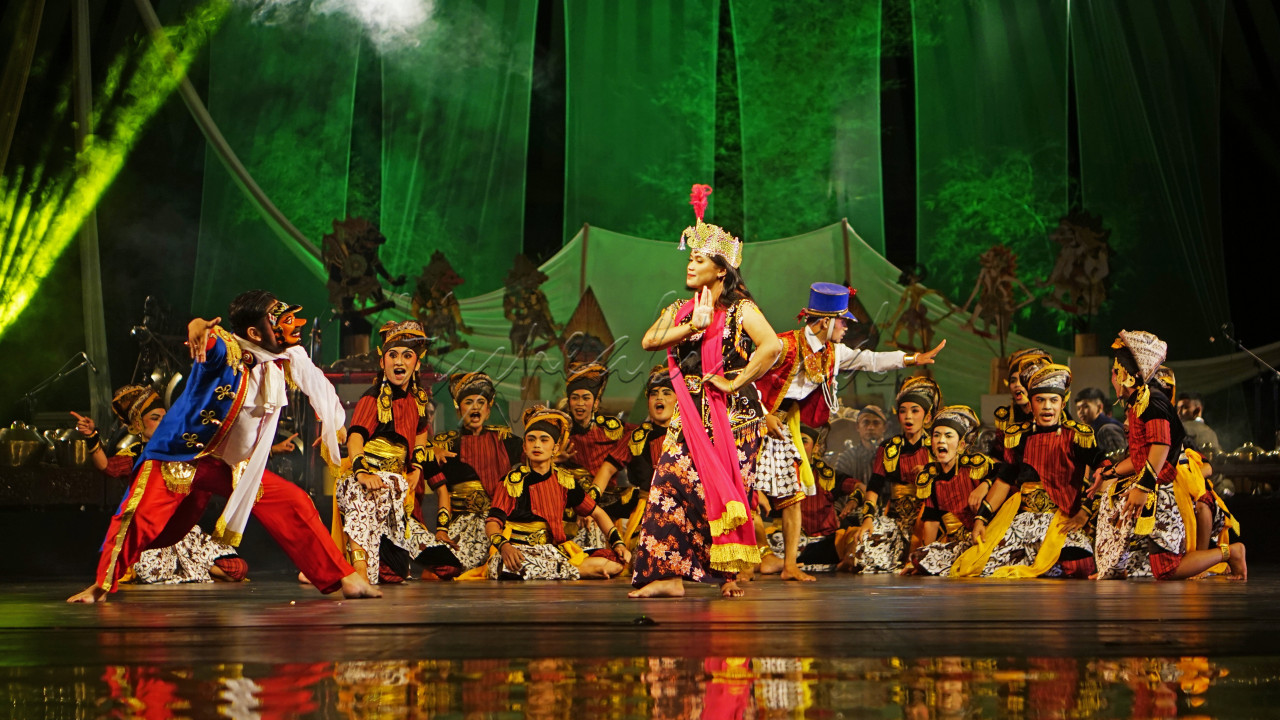 <div style="text-align: justify;"><strong>Tari Lengger</strong> merupakan tari tradisional khas Wonosobo, Jawa Tengah, Indonesia. Tari Jenis ini dibawakan oleh perempuan dan laki-laki yang mengenakan topeng. Kata Lengger berasal dari bahasa jawa dari akronim <em>Leng</em> : Elingo atau Ingatlah dan <em>Ngge</em>r: Nak. Berarti; Ingatlah Nak.<br />
</div>
<div style="text-align: justify;">Penari pria menggunakan topeng muasalnya sebagai pembatas, agar saat menari sampai jatuh hati kepada penari perempuan tidak sampai menyentuh, maka mengenakan topeng.<br />
</div>
<div style="text-align: justify;">Dalam perkembanganya topeng memiliki daya pikat tersendiri sebagai ekspresi karakter yang mempengaruhi daya cipta seni gerakan. Ada topeng Sotoloyo, Kebo Giro, Gondosuli dan jenis topeng lainnya. Gerakan tari disesuaikan dengan karakter topeng yang dikenakan. Foto Pegiat Seni Wonosobo saat pentas di Taman Budaya Jawa Tengah (TBJT) (Fotografer Sumali Ibnu Chamid)</div>