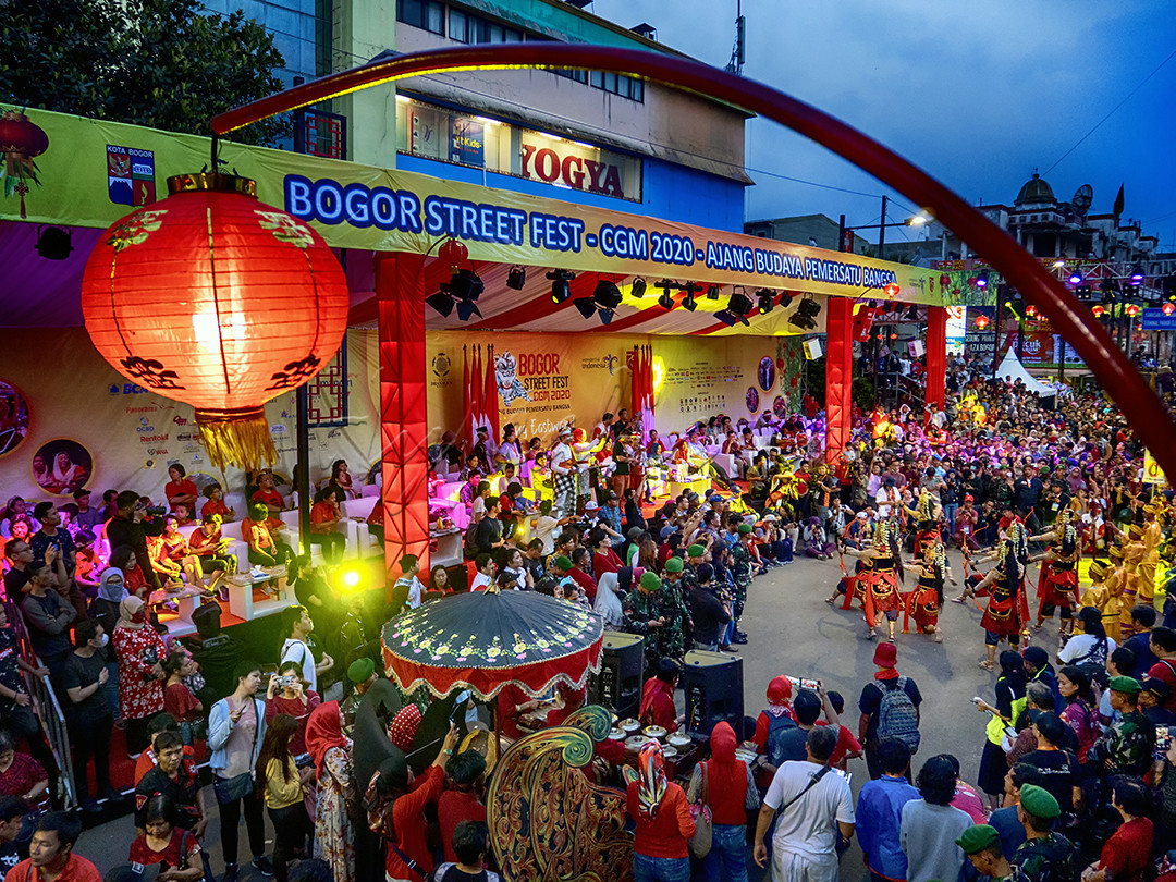 Festival yang setiap tahunnya mengangkat tema "Ajang Budaya Pemersatu Bangsa" ini akan dimeriahkan oleh 25 kelompok barongsai-liong, beragam tarian daerah serta pawai baju adat 34 provinsi.<br />
Kembali kepada nilai Tuhan, peka terhadap lingkungan, membangun persatuan, mengelola sumber daya secara tepat, hingga berlaku adil. Oleh karena itu, Wangsit Siliwangi sengaja dihadirkan di Bogor Street Festival CGM 2020 untuk menambah rasa nasionalisme masyarakat.