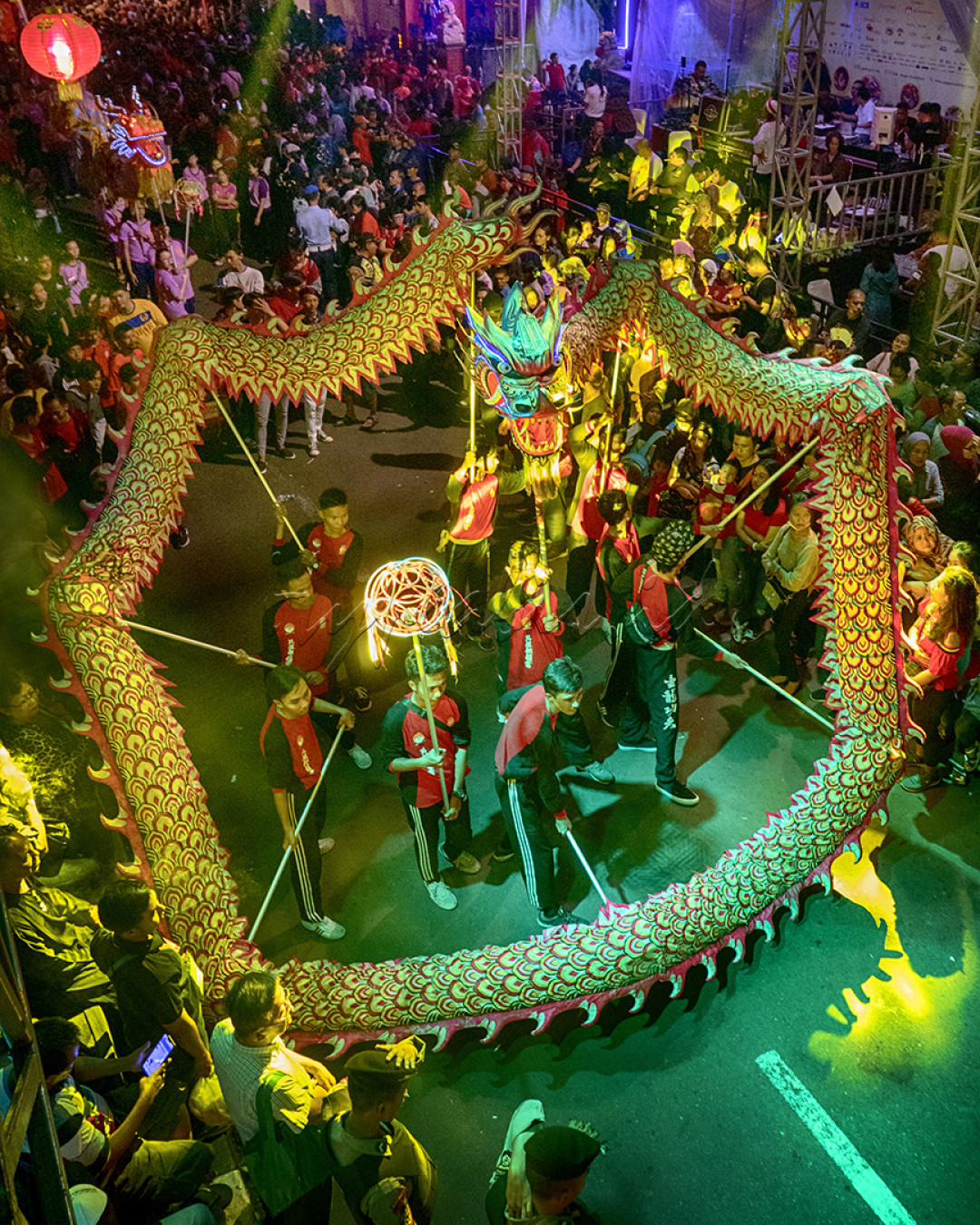 Salah satu pertunjukan utama pada Bogor Street Festival adalah Liong Dance. Puncak perayaan Cap Go Meh 2020 ini dimeriahkan oleh 40an barongsai dan 16 Liong dari 25 kelompok.<br />
Kelompok barongsai yang tampil berasal dari Bogor, dan beberapa kota sekitarnya seperti Cianjur, dan Sukabumi.<br />
Pengunjung rata-rata menunggu kehadiran barongsai dan liong yang menjadi ciri khas perayaan baik saat Imlek maupun Cap Go Meh.<br />
Bogor Street Festival merupakan ajang acara kebudayaan pemersatu bangsa Indonesia.