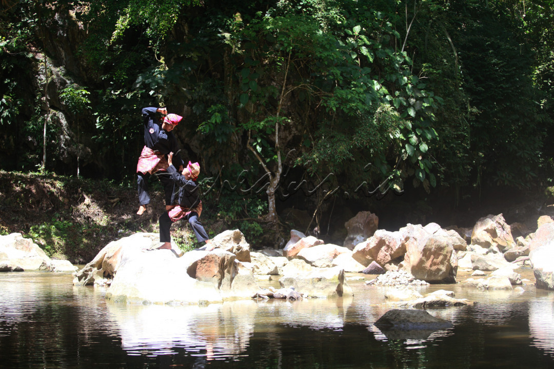 Pesilat berlatih di alam terbuka di Nagari Pangian, Tanah Datar, Sumbar, Kamis (11/11/2021). Silat merupakan warisan budaya kebanggan Indonesia yang masih ada sampai sekarang.