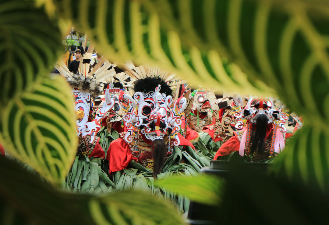 indonesia merupakan bangsa yang kaya akan tradisi, hal ini yang harus membuat kita bangga daripada dunia luar disana, seperti tradisi hudoq kawit merupakan tradisi dari suku dayak kalimantan yang tiap tahun dilakukan, namun tahun ini agak sedikit berbeda karna adanya wabah covid 19.tapi antusian masyarakan baik masyarakat asli atau pendatang untuk memeriahkan acara hudoq kawit 2021 tetap besar.