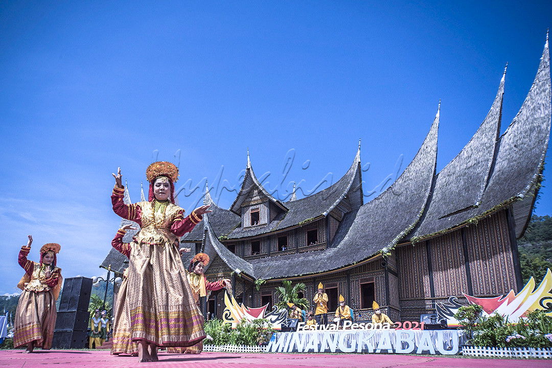 Kesenian di Minangkabau banyak ragamnya salah satunya Tari-tarian,ada berbagai macam jenis tari yang sudah di kreasikan antara tari tradisional dan masa kini,seperti tari kreasi ini,yang ditampilkan pada event Budaya "Festival Pesona Minangkabau 2021" di Istana Pagaruyuang Batusangkar Sumatera Barat,kesenian ini merupakan aset yang sangat berpengaruh untuk kemajuan negara Indonesia