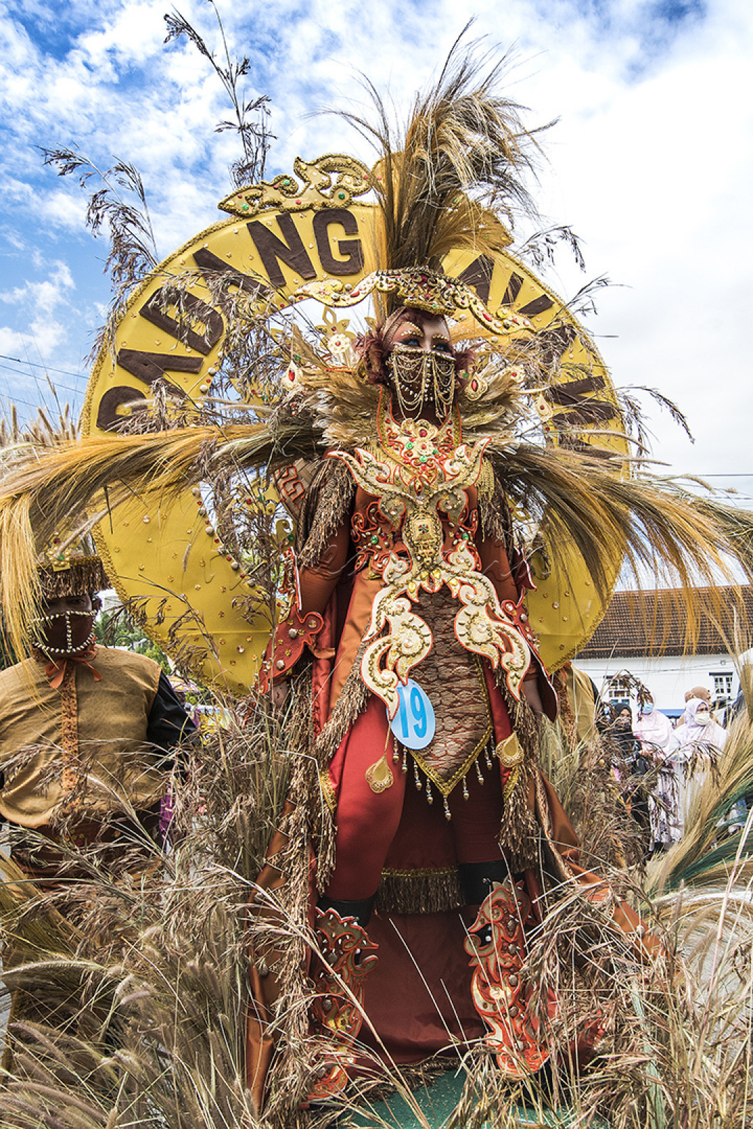 Jika berkunjung ke Kota Sawahlunto Sumatera Barat,oleh-oleh yang tidak boleh ditinggalkan adalah Tenunan Songket Silungkang nya yang sudah terkenal ke ranah Internasional,untuk lebih memperkenalkan setiap tahun Pemda setempat mengadakan event Sawahlunto Internasional Songket Silungkang Carnaval yang menampilkan berbagai tema fhashion yang di desain dari bahan Songket Silungkang,salah satunya karya Songket yang dipadukan dengan tumbuhan dari alam.