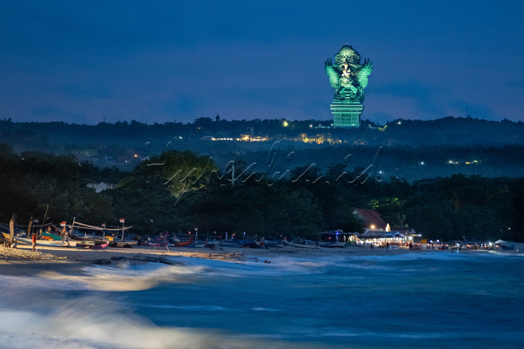 Pesona Kemegahan Patung Garuda Wisnu Kencana<br />
Patung Garuda Wisnu Kencana yang merupakan ikon budaya bangsa menjadi salah satu patung terbesar di dunia dan tertinggi ketiga di dunia dengan tinggi keseluruhan 121 m, berdiri di atas sebuah bangunan pedestal setinggi 46 m, dengan bentang sayap mencapai lebar 64 m dan sangat jelas dari Bandara I Ngurah Rai.<br />
Ikon budaya ini berdiri gagah di puncak bukit Ungasan, Kuta selatan Kabupaten Badung-Bali. <br />
