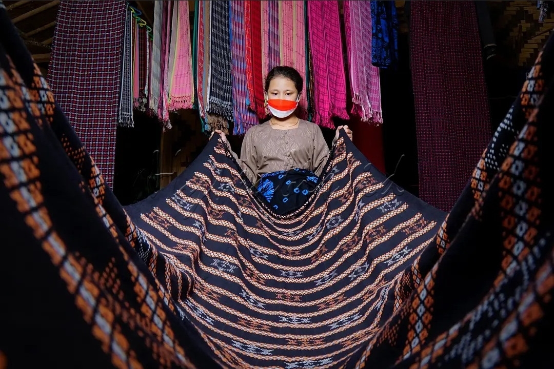Bangga dengan produksi anak Bangsa. <br />
. <br />
Seorang gadis Suku Baduy sedang memamerkan sebuah kain tenun khas suku Baduy kabupaten Lebak Banten yang diproduksi oleh keluarganya dan di jual langsung ke para wisatawan yang datang ke Baduy kabupaten Lebak Banten. Baduy selain terkenal dengan budayanya Baduy juga terkenal dengan kerajinan tenunnya. Yang mana para wisatawan bisa langsung menyaksikan cara membuatnya juga bisa langsung membelinya sebagai cendramata atau oleh-oleh berwisata. <br />
.