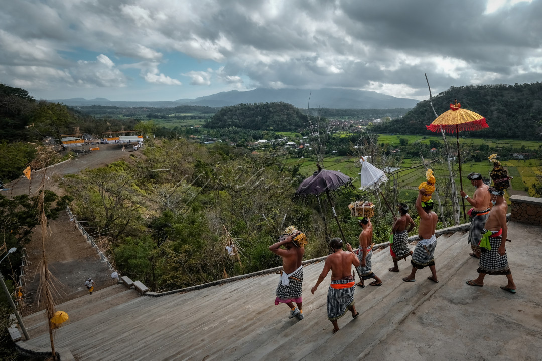 Upacara Melasti dilaksanakan oleh masyarakat hindu di Bali saat upacara piodalan di sebuah pura menuju ke pantai ataupun sumber-sumber mata air alam yang disucikan yang bertujuan untuk penyucian diri serta benda sakral milik pura (pralingga atau pratima Ida Bhatara dan segala perlengkapannya).