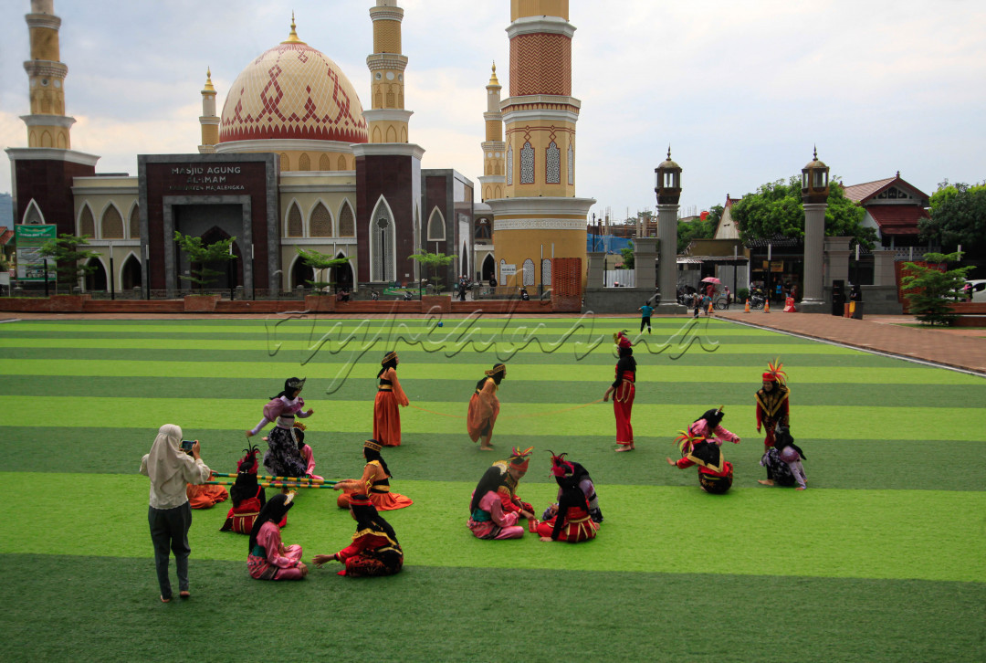 Berkunjung ke Majalengka, masyarakat disuguhkan dengan berbagai macam destinasi wisata alam yang sangat mempesona. Namun tidak hanya itu saja, saat kita berada di daerah ini, alun-alun juga menjadi salah satu wisata di Majalengka yang mampu membius pengunjung akan keindahannya, utamanya para pelancong bisa melihat indahnya masjid yang berdiri dengan megah. Berikut daya tarik alun-alun yang ikonik di kabupaten ini dapat digunakan masyarakat untuk berolahraga, bermain, ataupun belajar di ruang terbuka ini.