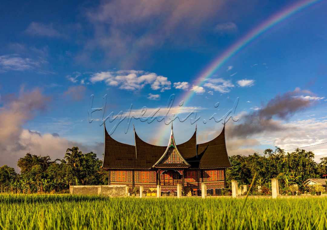 Pesona rumah gadang minang kabau dengan pelangi di pagi hari menjadi daya tarik tersendiri bagi para turis manca negara dan turis lokal