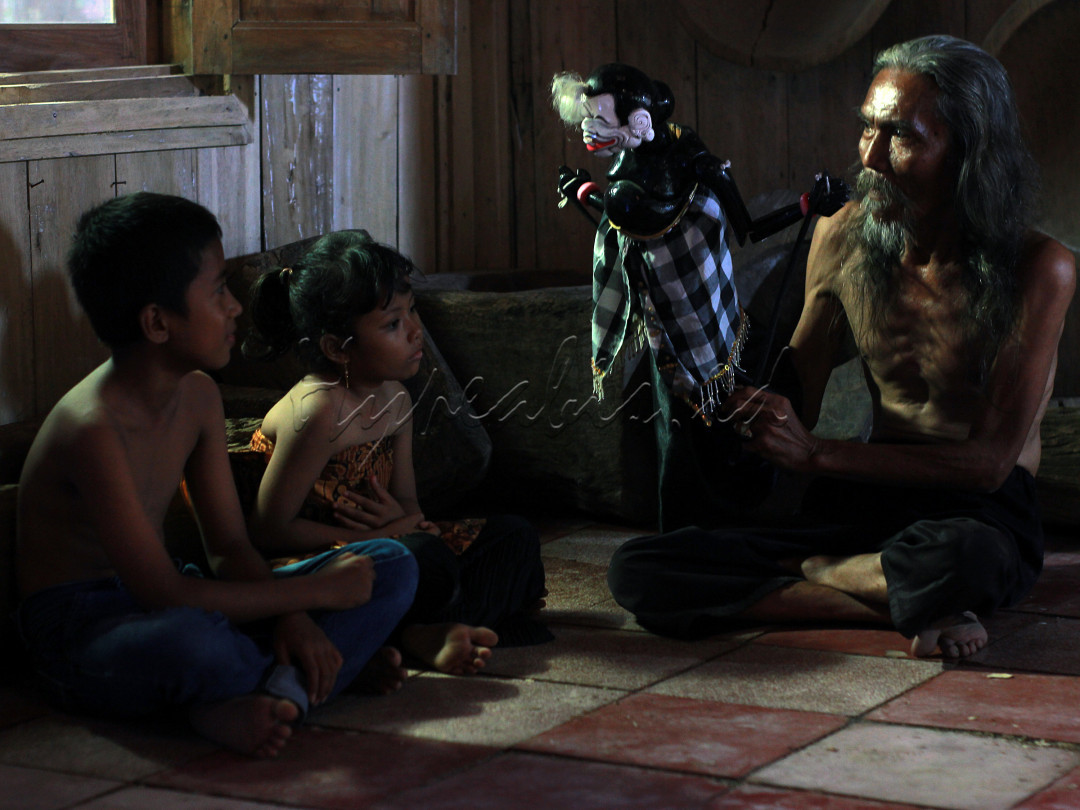Wayang golek merupakan warisan leluhur Sunda Jawa Barat yang harus diperkenalkan kepada anak anak generasi penerus khususnya warga Jawa Barat