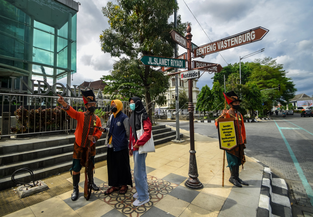 Sebagai wujud memajukan dunia pariwisata di kota Solo, dinas terkait memprogramkan kegiatan dengan menempatkan prajurit keraton Solo di tempat-tempat strategis kawasan wisata di kota Solo. keberadaan Prajurit ini diharapkan dapat membangkit wisata di kota solo dan membantu wisatawan yang berkunjung ke Solo untuk memperoleh informasi lengkap tentang wisata-wisata di kota Solo. Selain itu, prajurit ini juga selalu aktif mengkampanyekan tentang pentingnya menerapkan protokol kesehatan saat beraktivitas di luar terutama di kawasan Wisata.