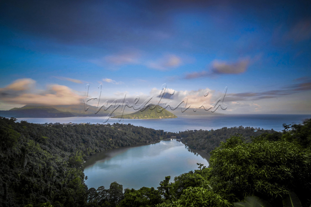 Keindahan kota Ternate dengan gunung dan lautan yang bisa terekspos dengan baik dari ketinggian