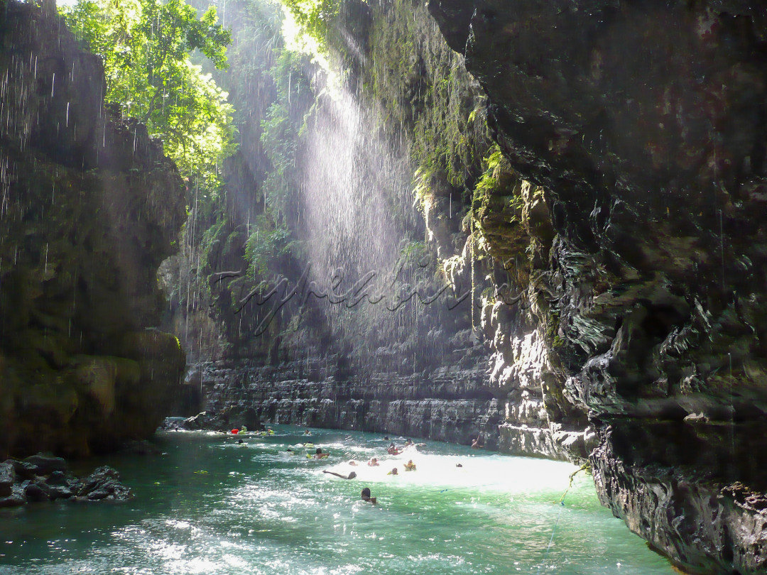  <br />
Green Canyon merupakan tempat wisata air yang terletak di desa Cijulang, kabupaten Ciamis, Jawa Barat. Disebut Green Canyon karena memiliki tebing yang tinggi dan berwarna hijau. <br />
<br />
Aktifitas seperti Rafting, dan berenang di Green Canyon ini merupakan salah satu pengalaman yang luar biasa, karena kita disuguhi pemandangan alam yang sangat indah seperti tebing tinggi yang mengapit jernih nya sungai yang kita lalui saat kita melakukan Rafting dan berenang di wisata alam ini.<br />
<br />
Selain memperkenalkan indah nya kekayaan alam Indonesia di mata dunia, sektor Pariwisata juga dianggap sebagai salah satu bisnis yang berkontribusi dalam penggerak pendapatan negara.<br />
<br />
