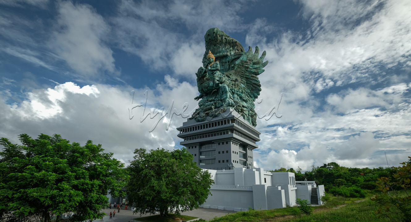 Patung Garuda Wisnu Kencana terletak di puncak bukit Ungasan, Kuta selatan Kabupaten Badung-Bali merupakan ikon budaya bangsa menjadi salah satu patung terbesar di dunia dan tertinggi keempat di dunia dengan tinggi keseluruhan 121 m, berdiri di atas sebuah bangunan pedestal setinggi 46 m, dengan bentang sayap mencapai lebar 64 m dan sangat jelas dari Bandara I Ngurah Rai.<br />
