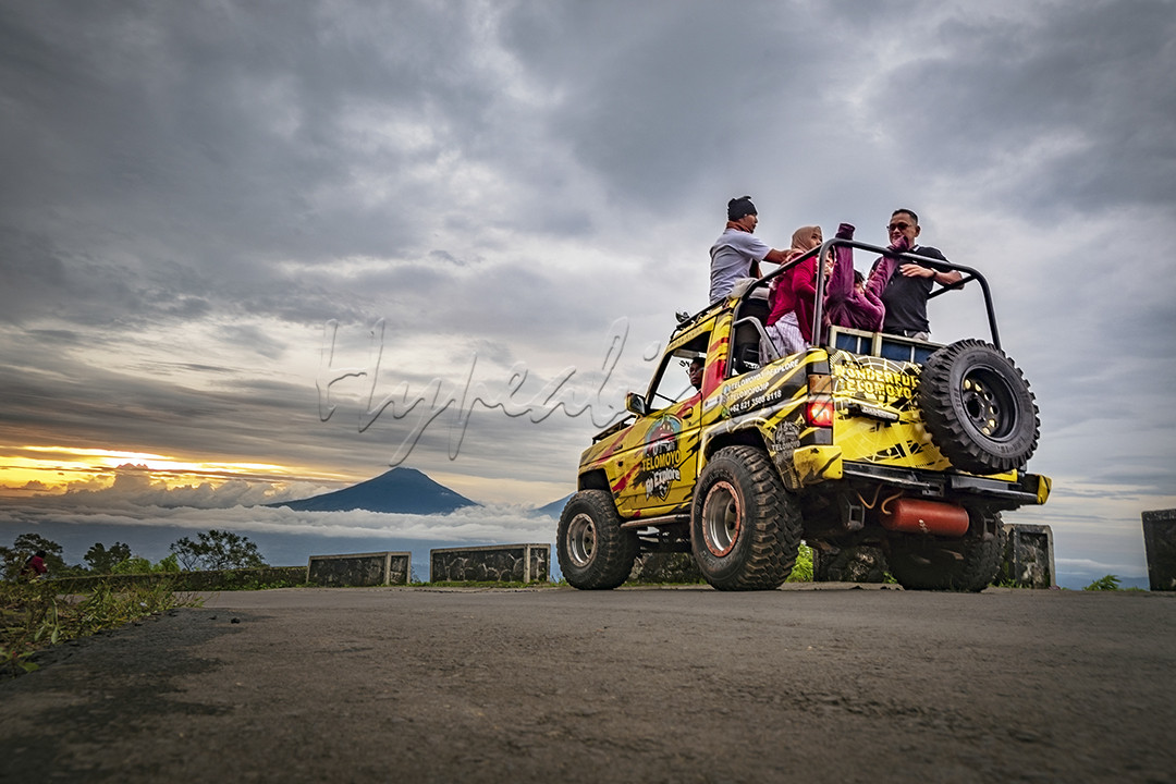 Gunung Telomoyo ada di Perbatasan Kabupaten MAgelang dan Kabupaten Semarang. Gunung ini memiliki jalan aspal sampai ke puncaknya. Dari Gunung ini kita bisa menikmati sunset dan sunrise yang menawan. Untuk sampai ke Puncak kita bisa menggunakan Jeep yang disewakan oleh pihak pengelola wisata.