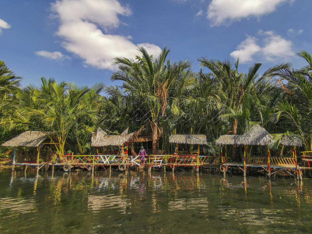 Salah satu wisata desa dengan konsep memanfaatkan air dari saluran irigasi digabungkan dengan hutan sagu. Di tempat ini wisatawan cukup bayar seikhlasnya untuk bisa menikmati keindahan dan suasana hutan sagu, bersantai di gazebo sambil memberi makan ikan atau berenang. <br />
