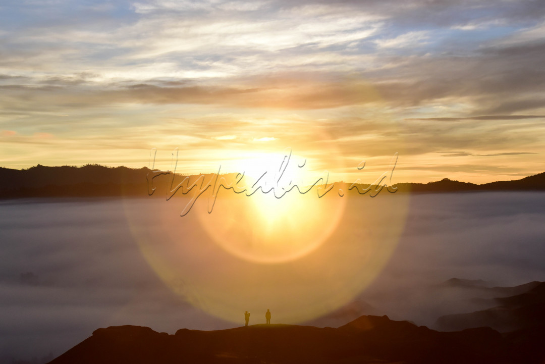 Warga Tengger menikmati keindahan panorama matahari terbit dari lereng Gunung Bromo, Probolinggo, Jawa Timur 26 Juni 2021. Gunung yang berada dikawasan Taman Nasional Bromo Tengger Semeru dengan ketinggian 2.329 mdpl tersebut merupakan salah satu pesona wisata Indonesia yang menyuguhkan beragam keindahan panorama alamnya.