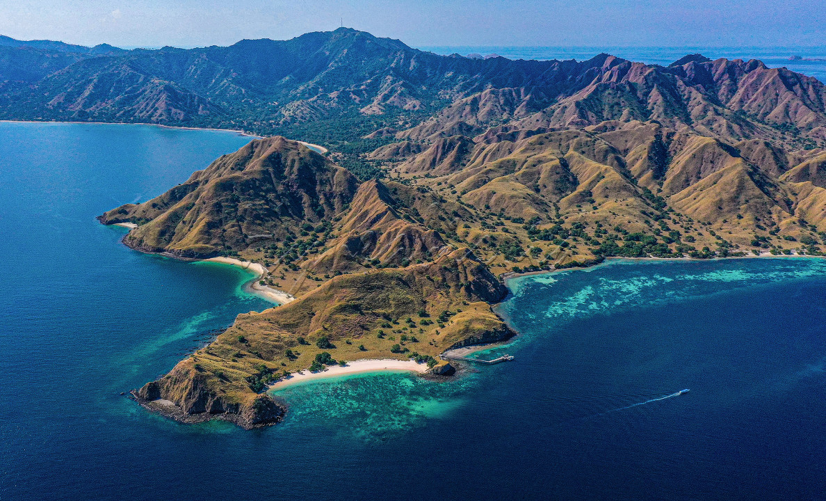 Foto udara panorama kawasan wisata pink beach dan kawasan wisata pulau komodo Labuan Bajo, Kabupaten Manggarai Barat, Nusa Tenggara Timur, Kamis (10/06/2021). Labuan Bajo merupakan salah satu destinasi wisata super prioritas yang ditetapkan oleh Pemerintah. Labuan Bajo terkenal dengan sebutan The Land of Paradise. Keindahan Labuan Bajo sudah tidak dapat diragukan lagi, objek wisata tersebar sangat banyak di pulau ini. Bahkan bisa dikatakan bahwa setiap inci dari pulau ini memiliki keunikan dan keindahan yang dapat memanjakan mata kita. Beragam jenis objek wisata alam, mulai dari pantai, laut, bukit, hingga padang rumput menghiasi pulau kecil ini. 