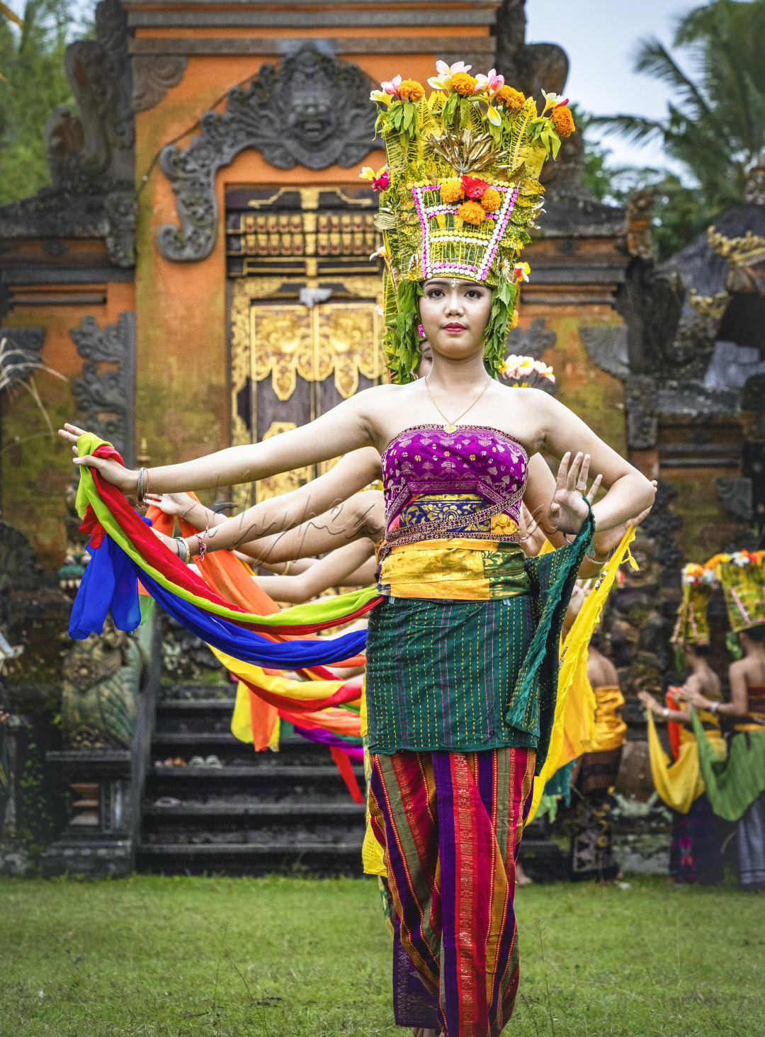 Tarian oleh para perempuan di pura saat upacara keagamaan Hindu Kuningan, untk menghormati para Dewa Dewi, dengn kostum meriah dan biasanya setiap Desa mempunya ciri pakain dan hiasan kepala yang berbeda