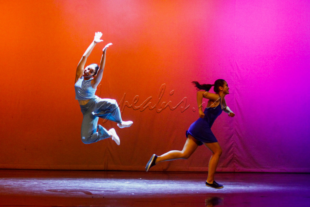 Penari dari Namarina Ballet Jazz Fitness mementaskan tarian bertajuk Laras di Gedung
<div>Kesenian Jakarta, Sabtu (4/12). </div>
<div> </div>
<div>Tema Laras diambil sebagai bentuk interpretasi dan respon dalam bentuk tarian terhadap keselarasan antar manusia, alam dan Pencipta. </div>