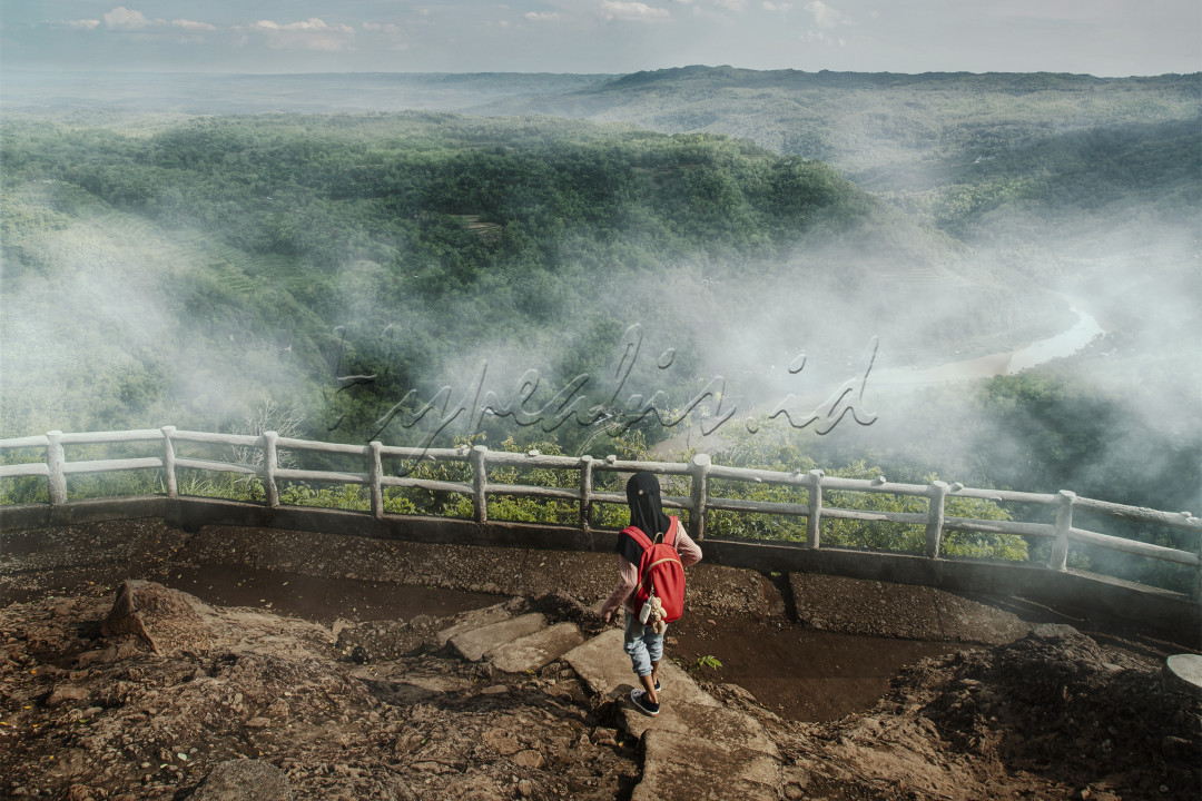 Puncak Dlingo yang viral dan terkadang disebut negari di atas awan.<br />
Tidak jauh dari pusat kota jogja merupakan kelebihan dari bukit tersebut dibanding bukit lain di wilayah jogja, hanya sekitar 30 menit.<br />
Tiket masuk termasuk murah untuk semua kalangan, datang kesana pagi atau sore sangat disarankan jika pingin kesana<br />
, jika pagi akan mendapatkan kabut pagi yang indah dan sore bisa melihat sunset yang keren.