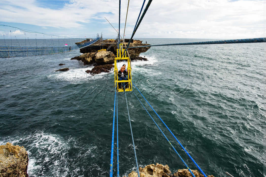 Pantai Timang menonjol dan menjadi daya tarik wisata bukan karena pasir putih, <br />
atau air lautnya yang tenang, melainkan sebuah pulau yang berada di seberang pantai, yakni Pulau Watu Panjang.<br />
<br />
Terbilang ekstrem, aktivitas wisata inilah yang paling banyak diburu wisatawan.<br />
Saat menyeberang, deburan ombak akan menghantam bagian bawah gondola, <br />
<br />
Perlu diketahui bahwa jarak dari Pantai Timang ke Pulau Watu Panjang sebetulnya hanya sekitar 100 meter saja.<br />
Selama itu pula adrenalin kita akan diuji. 