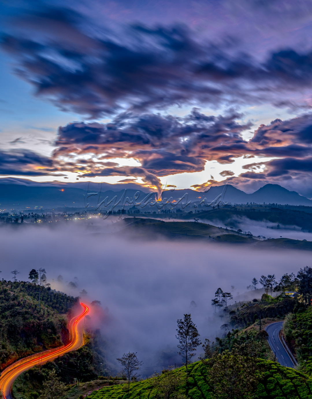 Perkebunan teh cukul menjadi salah satu objek wisata hit yang ada di Bandung selatan. Perkebunan teh cukul sendiri terletak di Sukaluyu, Kecamatan Pangalengan, Kabupaten Bandung, Jawa Barat. Objek wisata ini menawarkan pemandangan alam berupa hamparan perkebunan teh hijau yang luas dan berbukit-bukit. Kebanyakan wisatawan yang datang ke tempat ini adalah mereka yang punya hobi fotografi lanskap<em>. </em>Waktu terbaik untuk datang ke Cukul yaitu pada pagi hari, karena kita bisa menyaksikan matahari terbit dibalik perbukitan yang cantik.