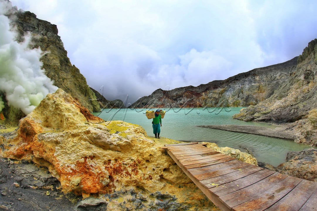 Gunung yang berada di ujung timur Pulau Jawa ini biasa dikenal dengan Kawah Ijennya, selalu memilik daya tarik tersendiri bagi wisatawan domestik maupun mancanegara. Pemandangan yang indah bersinergi dengan para penambang belerang seakan menjadi rumah ke dua bagi puluhan kepala keluarga yang bergantung padanya. Setiap sudut dari Kawah Ijen selalu tampak mempesona. Aku sangat menyukainya.
