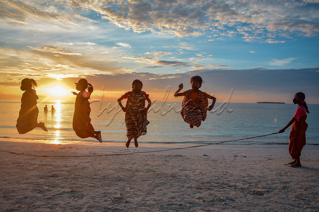 Sejumlah bocah bermain lompat tali di Pantai Ngurbloat di Kabupaten Maluku Tenggara, Provinsi Maluku pada 26 Oktober 2021. Pantai yang terkenal dengan pasirnya yang putih dan halus ini berlokasi di Desa Wisata Ngilngof, Maluku Tenggara.