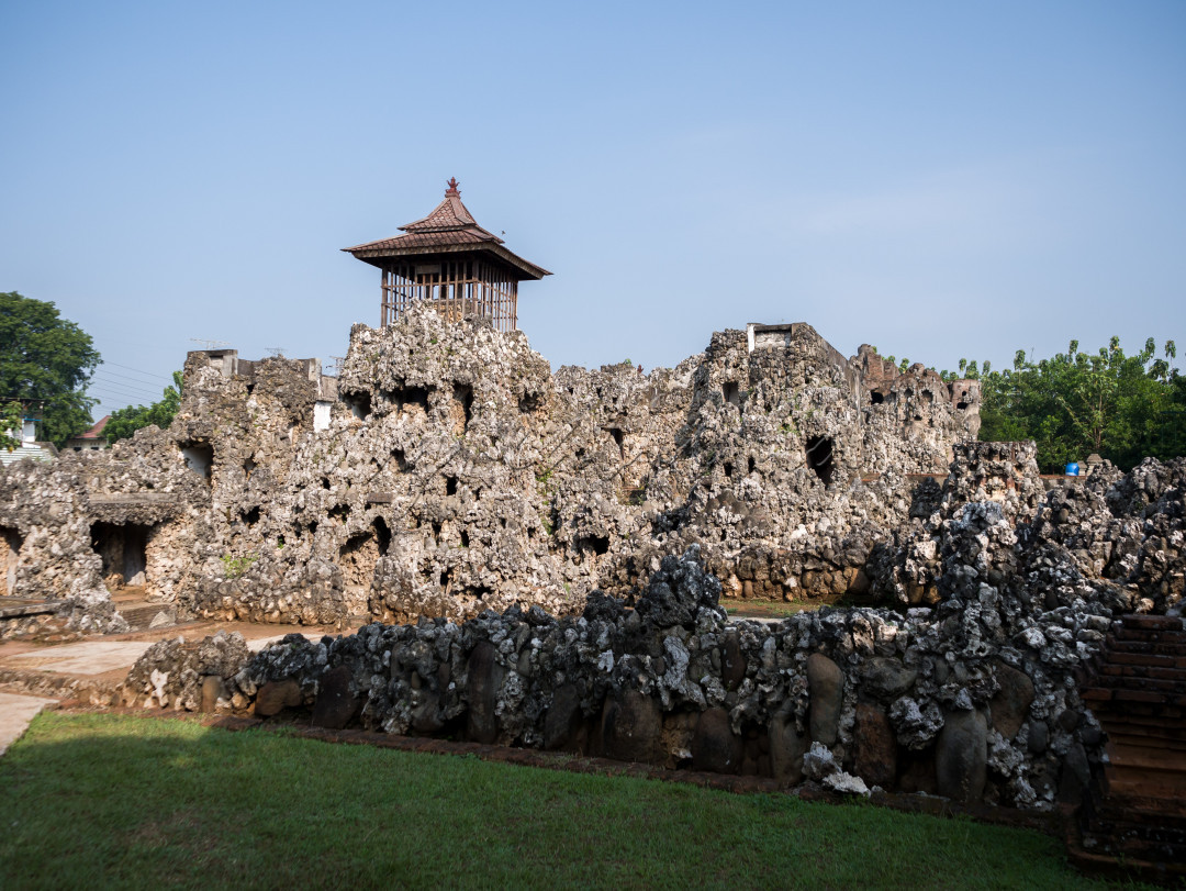 Gua Sunyaragi adalah sebuah Gua yang berlokasi di kelurahan Sunyaragi, Kecamatan Kesambi, Kota Cirebon, Jawa Barat di mana terdapat bangunan mirip candi yang disebut Gua Sunyaragi, atau Taman Air Sunyaragi, atau sering disebut sebagai Tamansari Sunyaragi.<br />
Nama "Sunyaragi" berasal dari kata "Sunya" yang artinya sepi dan "Ragi" yang berarti raga, keduanya adalah bahasa Sanskerta. Tujuan utama didirikannya gua tersebut adalah sebagai tempat beristirahat dan meditasi para Sultan Cirebon dan keluarganya. <br />
<br />
Kompleks tamansari Sunyaragi ini terbagi menjadi dua bagian yaitu pesanggrahan dan bangunan gua. Bagian pesanggrahan dilengkapi dengan serambi, ruang tidur, kamar mandi, kamar rias, ruang ibadah dan dikelilingi oleh taman lengkap dengan kolam. Bangunan gua-gua berbentuk gunung-gunungan, dilengkapi terowongan penghubung bawah tanah dan saluran air. Bagian luar kompleks aku bermotif batu karang dan awan. Pintu gerbang luar berbentuk candi bentar dan pintu dalamnya berbentuk paduraksa.<br />
<br />
Menurut kehendak penguasa pada zamannya, secara garis besar Tamansari Sunyaragi adalah taman tempat para pembesar keraton dan prajurit keraton bertapa untuk meningkatkan ilmu kanuragan. Bagian-bagiannya terdiri dari 12 antara lain :<br />
<br />
1.Bangsal Jinem sebagai tempat sultan memberi wejangan sekaligus melihat prajurit berlatih.<br />
2.Gua pengawal sebagai tempat berkumpul par apengawal sultan.<br />
3.Gua pandekemasang sebagai tempat membuat senjata tajam.<br />
4.Gua simanyang sebagai tempat pos penjagaan.<br />
5.Gua langse sebagai tempat bersantai.<br />
6.Gua peteng sebagai tempat nyepi untuk kekebalan tubuh.<br />
7.Gua arga jumud sebagai tempat orang penting keraton.<br />
8.Gua padang ati sebagai tempat bersemedi.<br />
9.Gua kelanggengan sebagai tempat bersemedi agar langgeng jabatan.<br />
10.Gua lawa sebagai tempat khusus kelelawar.<br />
11.Gua pawon sebagai dapur penyimpanan makanan.<br />
12.Kompleks Mande Kemasan (sebagian hancur)