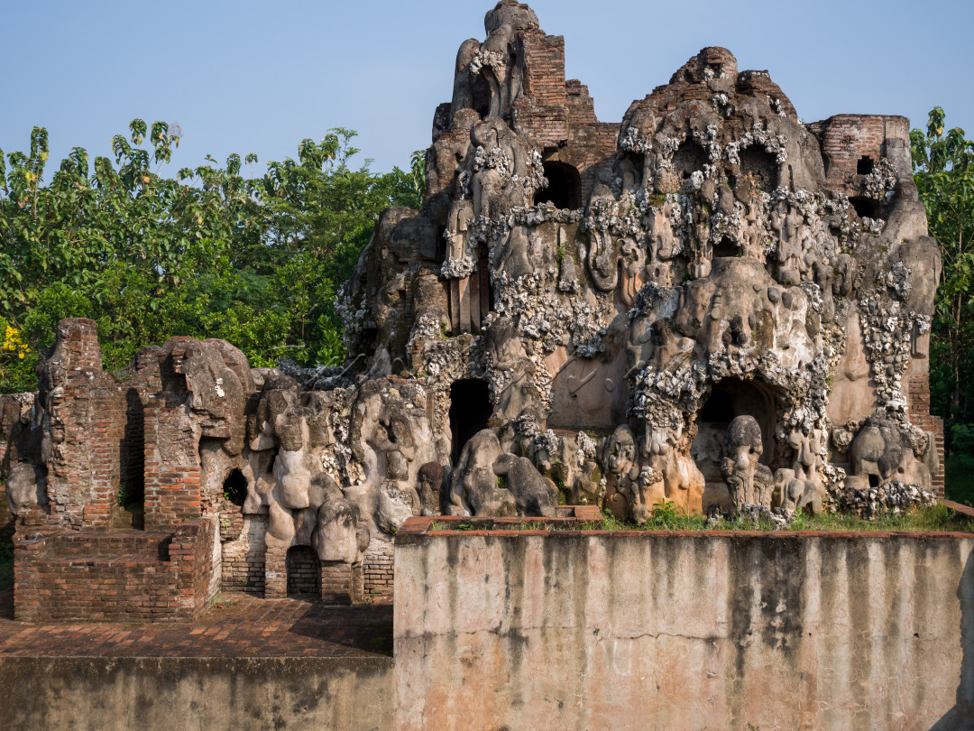 Gua Sunyaragi adalah sebuah Gua yang berlokasi di kelurahan Sunyaragi, Kecamatan Kesambi, Kota Cirebon, Jawa Barat di mana terdapat bangunan mirip candi yang disebut Gua Sunyaragi, atau Taman Air Sunyaragi, atau sering disebut sebagai Tamansari Sunyaragi.<br />
Nama "Sunyaragi" berasal dari kata "Sunya" yang artinya sepi dan "Ragi" yang berarti raga, keduanya adalah bahasa Sanskerta. Tujuan utama didirikannya gua tersebut adalah sebagai tempat beristirahat dan meditasi para Sultan Cirebon dan keluarganya. <br />
<br />
Kompleks tamansari Sunyaragi ini terbagi menjadi dua bagian yaitu pesanggrahan dan bangunan gua. Bagian pesanggrahan dilengkapi dengan serambi, ruang tidur, kamar mandi, kamar rias, ruang ibadah dan dikelilingi oleh taman lengkap dengan kolam. Bangunan gua-gua berbentuk gunung-gunungan, dilengkapi terowongan penghubung bawah tanah dan saluran air. Bagian luar kompleks aku bermotif batu karang dan awan. Pintu gerbang luar berbentuk candi bentar dan pintu dalamnya berbentuk paduraksa.<br />
<br />
Menurut kehendak penguasa pada zamannya, secara garis besar Tamansari Sunyaragi adalah taman tempat para pembesar keraton dan prajurit keraton bertapa untuk meningkatkan ilmu kanuragan. Bagian-bagiannya terdiri dari 12 antara lain :<br />
<br />
1.Bangsal Jinem sebagai tempat sultan memberi wejangan sekaligus melihat prajurit berlatih.<br />
2.Gua pengawal sebagai tempat berkumpul par apengawal sultan.<br />
3.Gua pandekemasang sebagai tempat membuat senjata tajam.<br />
4.Gua simanyang sebagai tempat pos penjagaan.<br />
5.Gua langse sebagai tempat bersantai.<br />
6.Gua peteng sebagai tempat nyepi untuk kekebalan tubuh.<br />
7.Gua arga jumud sebagai tempat orang penting keraton.<br />
8.Gua padang ati sebagai tempat bersemedi.<br />
9.Gua kelanggengan sebagai tempat bersemedi agar langgeng jabatan.<br />
10.Gua lawa sebagai tempat khusus kelelawar.<br />
11.Gua pawon sebagai dapur penyimpanan makanan.<br />
12.Kompleks Mande Kemasan (sebagian hancur)