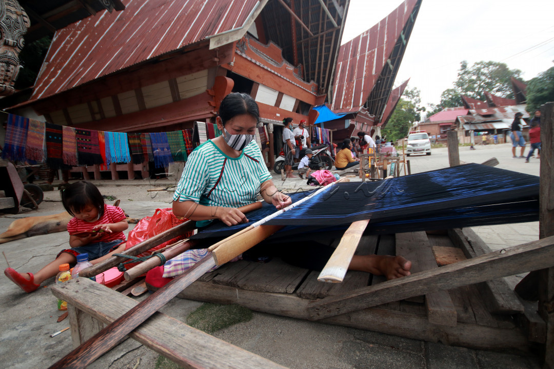 Kerajinan Ulos Batak yang merupakan warisan budaya turun menurun yang ada di Sumatra Utara tepatnya di Lumban Suhi Suhi Samosir . Desa Lumban Suhi Suhi merupakan Desa penghasil tenun Ulos Batak terbaik hingga ke mancanegara. Desa tersebut yang keseluruhan masyarakatnya bertenun untuk menghidupi keluarga mereka.