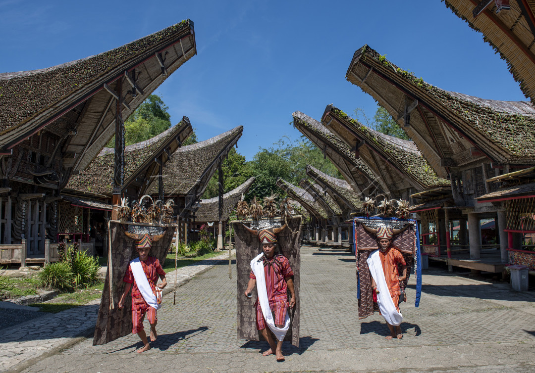 Indonesia adalah negeri yang tersohor akan kekayaan alam dan budayanya.<br />
<br />
Dari 1340 suku bangsa yang tinggal di Indonesia, salah satunya ada suku Toraja. Toraja adalah sebuah suku dan juga nama kota yang ada di bagian utara Sulawesi Selatan.<br />
<br />
Selain kekayaan alamnya yang akan membius siapa pun yang datang, kekayaan adat dan budaya Toraja yang seakan tak tergerus oleh arus perkembangan zaman juga menjadi daya tarik sendiri.<br />
<br />
Salah satu upacara adat di Toraja ialah rambu tuka’. Sebuah upacara adat untuk menyambut kehidupan dan suka cita. Dalam rangkaian rambu tuka’ ada tarian manganda’.<br />
<br />
Tari manganda’ adalah tari peninggalan nenek moyang Toraja yang berasal dari kata nondo-nondo atau loncat-loncat. Tarian ini dilakukan oleh laki-laki yang menggunakan hiasan kepala tanduk kerbau berhias koin yang melambangkan kekayaan.<br />
<br />
Diiringi dengan denting lonceng dan teriakan ‘aihihihihi’ sebagai wujud suka cita dan pujian kepada Puang Matua (tuhan dalam kepercayaan Aluk Todolo’).
