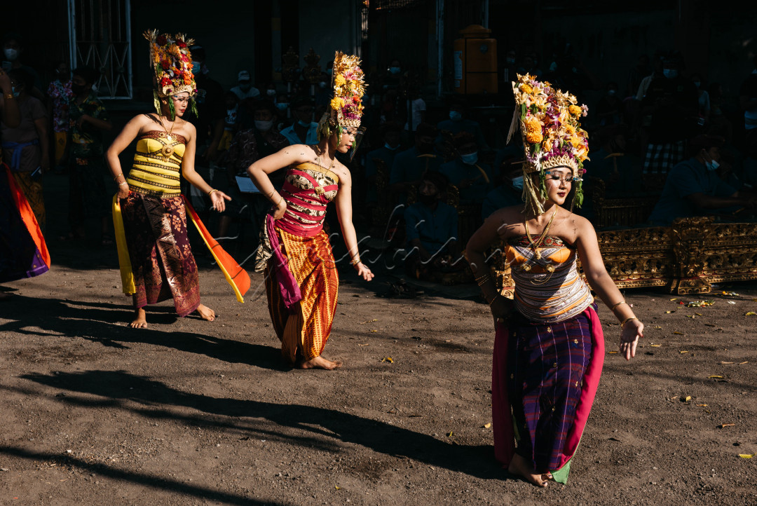 Keindahan Tarian Rejang yang ada di Desa Jasri. Tarian Rejang ini biasanya ditarikan setiap 6 bulan sekali oleh para pemudi di Desa Jasri, Karangsem Bali. 