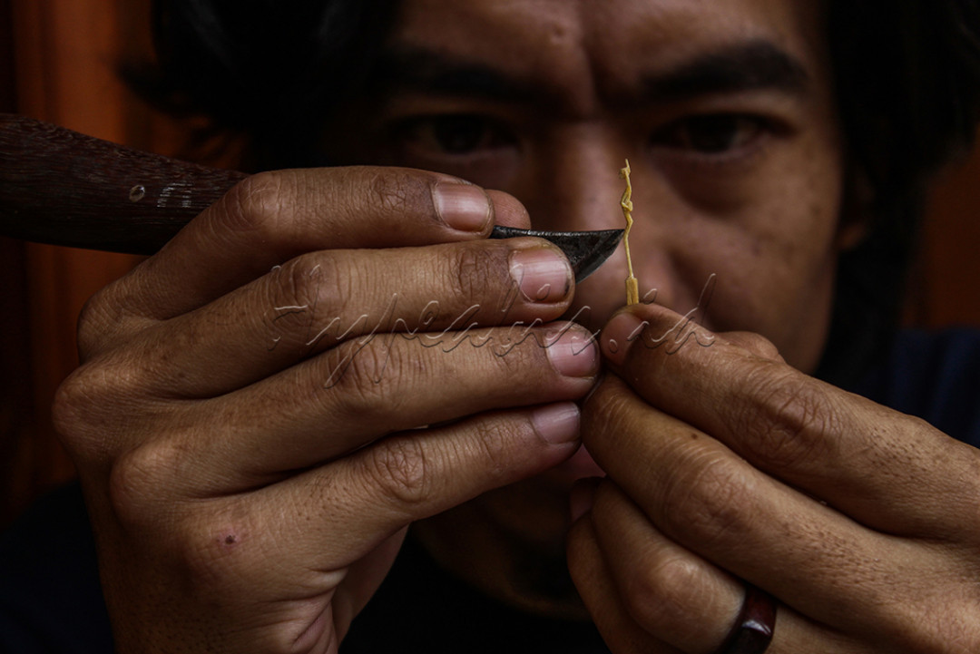 Henri Sanjaya, mengukir patung mini berjenis tanimbar ( Maluku ) yang berbahan dari korek api dirumahnya di Jatinangor, Kabupaten Sumedang, Jawa Barat.<br />
Ia mengukir batang korek api atau kayu sonokeling dengan patung bergaya<br />
Tanimbar, Maluku. Produk buatannya telah dijual ke Jepang dengan harga Rp150 ribu hingga Rp300 ribu, tergantung tingkat kesulitan.<br />
