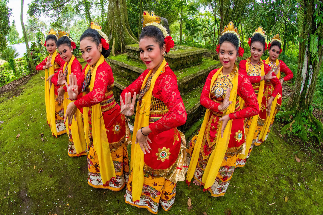 tari Godril ini merupakan tarian yang menghargai rasa syukur terhadap Tuhan atas semua kekayaan alam yang melimpah yang diberikan manusia di dunia. Penyebutan Godril dari bahasa Belanda Good artinya baik atau menarik dan Dril artinya rancak atau cepat.
