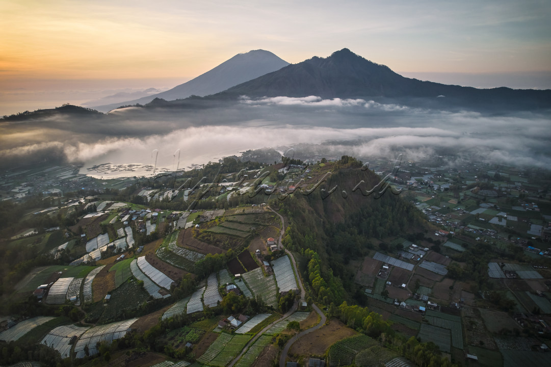 Hamparan Gunung Abang dan Gunung Agung yang terlihat mempesona saat di ambil dari suatu desa di daerah kintamani yaitu Desa Songan, dari sini pun kita bisa melihat Danau Batur dan Pertanian Palawija.<br />
Dimana hamparan awan di leher gunung yang terkadang membuat desa ini seperti negri di atas awan.