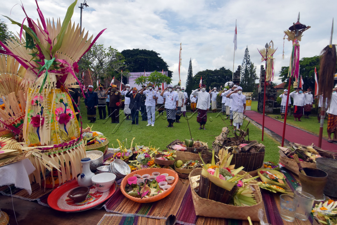 Suasana upacara peringatan ke-75 Hari Puputan Margarana di Taman Pujaan Bangsa Margarana, Tabanan, Bali, Sabtu (20/11/2021). Peringatan Hari Puputan Margarana tersebut tetap digelar pada Hari Raya Kuningan dengan menerapkan protokol kesehatan COVID-19 yang ketat. 