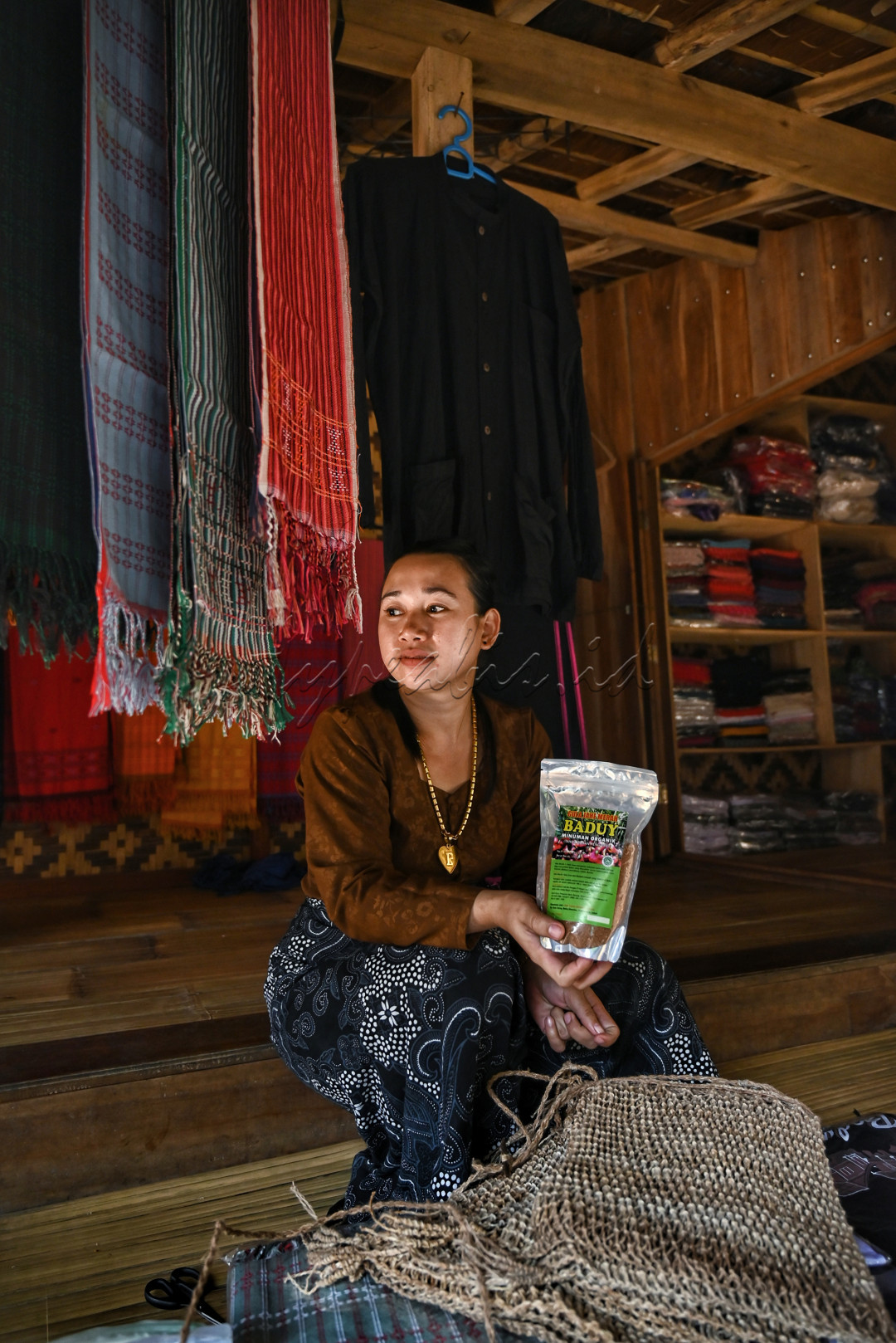 Tidak hanya kain tenun dan batik, saaat bertandang ke Baduy juga dapat dijumpai oleh-oleh gula aren produksi kadu jangkung yang proses pembuataanya masih sangat tradisional