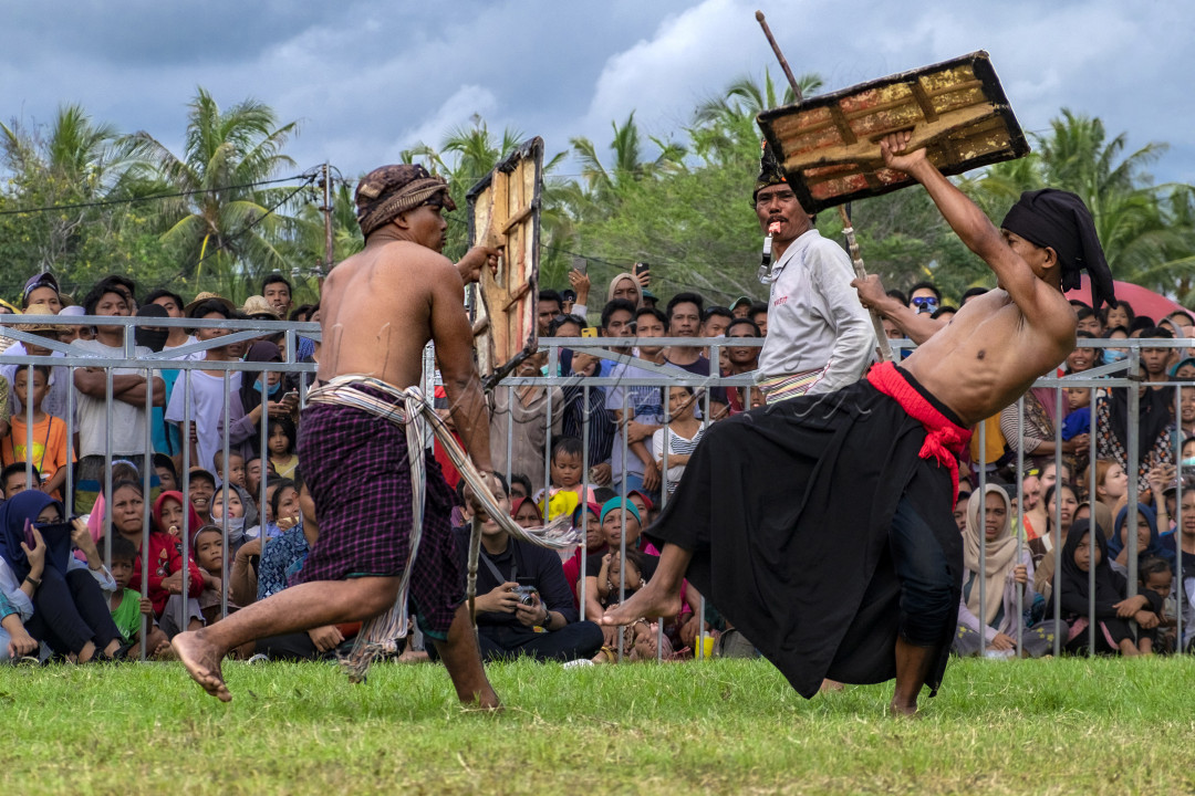 Peresean adalah olahraga tradisional masyarakat suku sasak di Lombok, olahraga ini sebagai apresiasi jiwa kestaria dan keberanian serta sportifitas laki-laki suku Sasak. Dengan tameng dari kukit kerbau dan penjalin dari rotan, tidak boleh memukul bagian kepala, seorang wasit mengawasi pertandingan, dan usai bertanding pemain saling bersalaman. Sebagai bentuk sportifitas