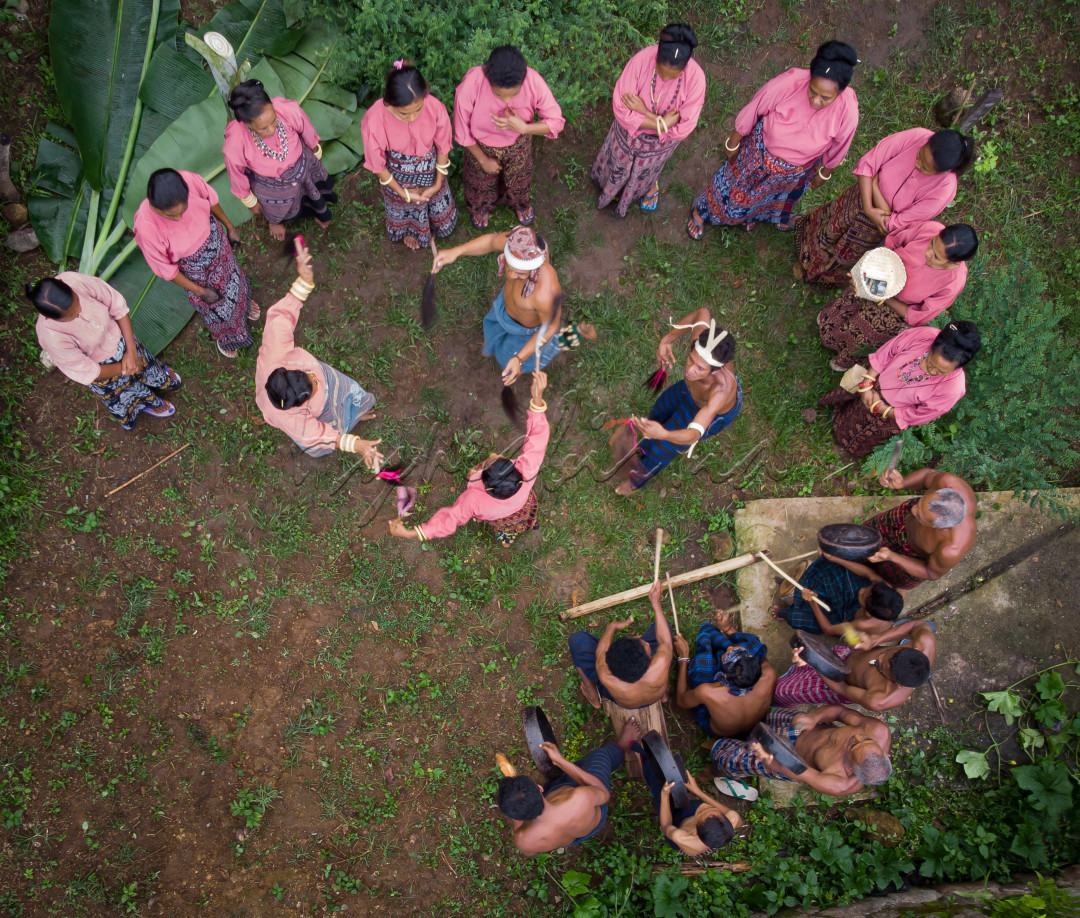 Tarian khas Sikka yaitu Tari Potong Pisang yang lengkap menggunakan pakaian adat Tenun Ikat sebagai bentuk rasa syukur atas pernikahan. Pakaian khas yaitu Tenun Ikat Sikka dibuat secara tradisional menggunakan pewarna alami dan tenun yang ramah lingkungan.<br />
<br />
#lombafotobisnisindonesia<br />
#hypeabisid<br />
#BisnisIndonesiaFoto