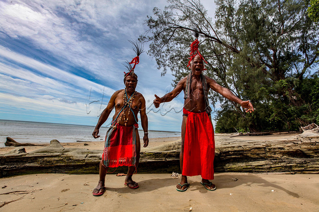 Para tetua adat memanjatkan doa kepada para leluhur saat upacara adat egek di Kawasan Malaumkarta Raya, Distrik Makbon, Kabupaten Sorong, Papua Barat, Minggu (25/7/2021). Egek merupakan sebuah konsep konservasi alam secara tradisional yang dikenal dengan sebutan sasi yaitu sebuah larangan mengambil sumberdaya alam dalam jangka waktu tertentu sebagai upaya dalam melestarikan populasi keanekaragaman hayati.