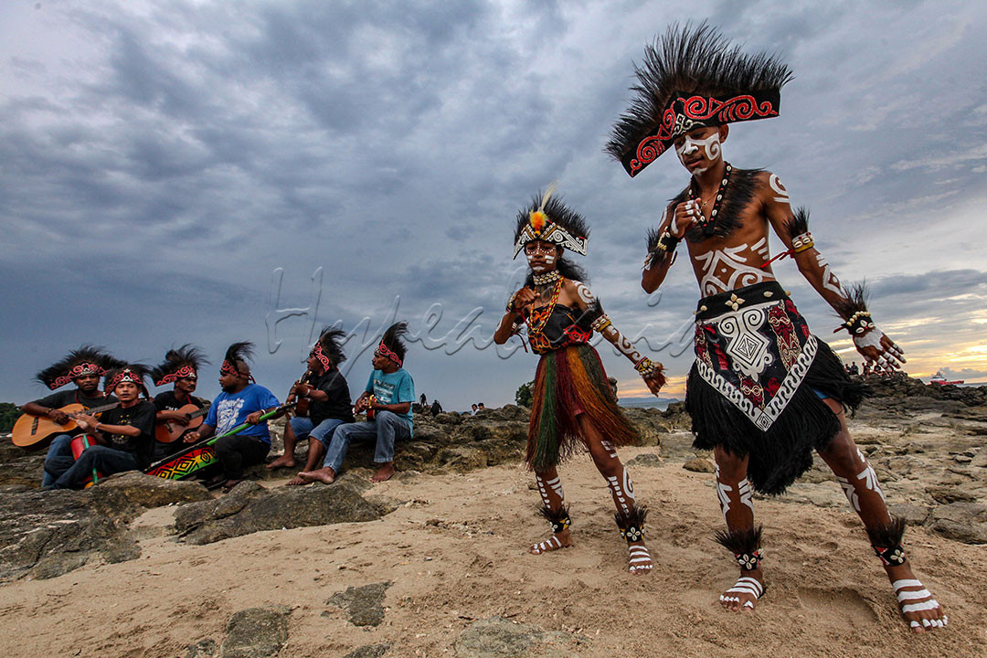 Mudamudi menarikan tarian yospan di Teluk Dofior, Sorong, Papua Barat, Kamis (29/7/2021). Tari Yospan merupakan tarian jenis pergaulan masyarakat di Papua, yang biasa dimainkan oleh muda mudi sebagai bentuk persabatan.