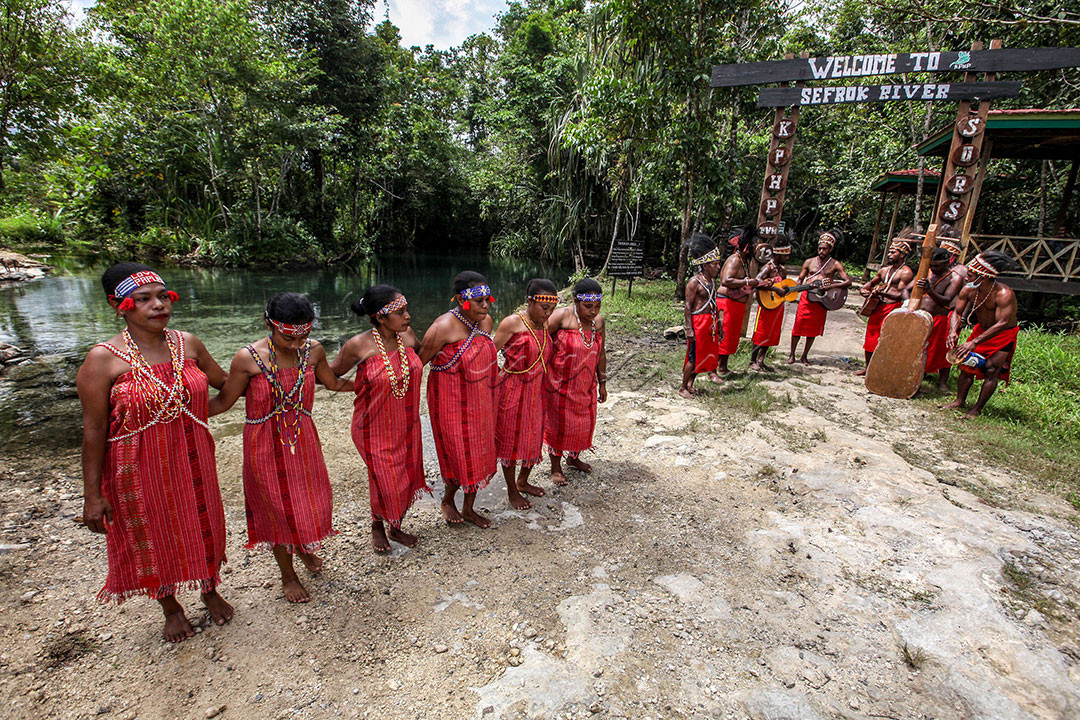Warga melakukan tarian adat aforefe di Kampung Lembah Hijau, Distrik Sawiat, Kabupaten Sorong Selatan, Rabu (28/7/2021). Tari Aforefe merupakan warisan budaya dari Suku Tehit, suku asli yang mendiami kabupaten dengan julukan 1001 sungai.
