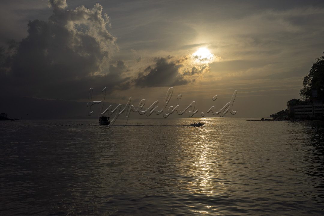 Suasana senja di Danau Toba dilihat dari Pantai Bebas di Parapat, Jalan Siantar Parapat, Parapat, Tiga Raja, Girsang Sipangan Bolon, Kabupaten Simalungun, Sumatera Utara, Sabtu (27/06/2020).<br />
Danau Toba di sisi Parapat bisa dijangkau dari Bandara Kualanamu, Kota Medan maupun Kabupaten Bandara Silangit, Tapanuli Utara.<br />
