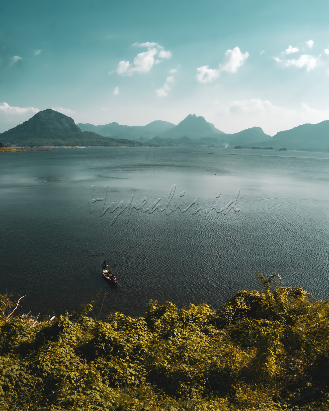 Waduk Jatiluhur adalah salah satu waduk terbesar yang ada di Jawa Barat letaknya ada di Kab. Purwakarta. Selain sebagai sumber pengairan dan Pembangkit Listrik Tenaga Air (PLTA), waduk ini juga dijadikan tempat wisata dan tambak ikan warga sekitarnya. 
