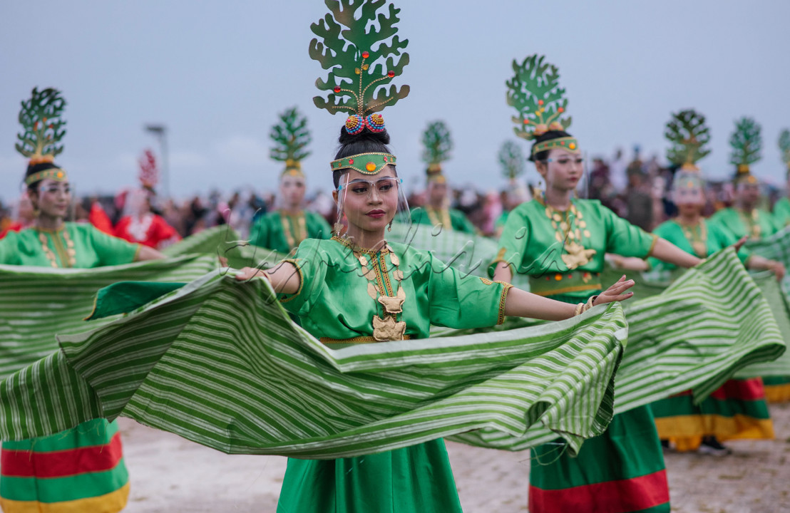 Salah satu jenis tari pada pagelaran tari kolosal Wakatobi Wave 2021,Tari Homoru menjadi salah satu pilihan tarian yang ditampilkan. Tarian ini mengandung makna pamer selendang atau kain, yang mana kain tersebut merupakan khas daerah wakatobi.