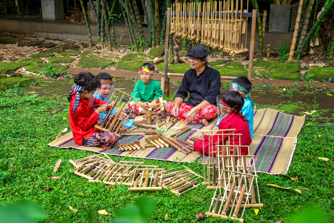 Saung Angklung Udjo (SAU) merupakan sanggar budaya Jawa Barat yang fokus pada pengembangan seni bermain angklung dan kerajinan tangan berbahan dasar bambu. Lokasinya di utara kota Bandung, tepatnya di Jalan Padasuka 118.<br />
<br />
Selain sebagai tempat rekreasi, Saung Angklung Udjo juga didirikan untuk melestarikan dan mengembangkan kebudayaan Sunda, khususnya angklung melalui sarana pendidikan dan pelatihan.<br />
<br />
Disini anak- anak bisa menyaksikan pertunjukan musik angklung, belajar memainkan angklung dan belajar membuat angklung.<br />
