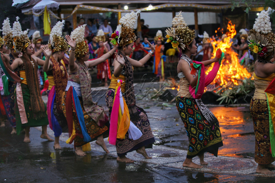 Salah satu kekayaan budaya Indonesia, tari. Tarian rejang adalah tari penyambutan dewa dewi