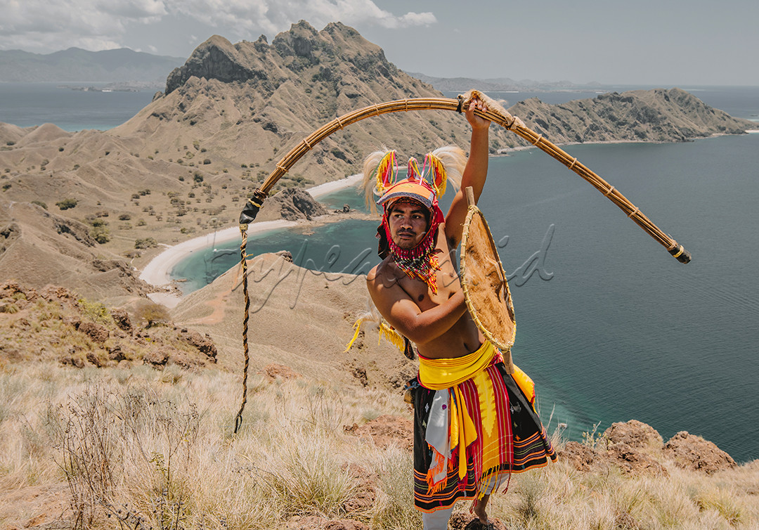 Pesona Tari Caci yang menjadi ikon pariwisata Labuan Bajo. Tari Caci sendiri merupakan salah satu kesenian tradisional yang sakral dengan konsep tarian perang. Menurut sejarahnya, tarian ini terinspirasi dari adu kekuatan para pemuda antar-wilayah yang turun temurun dilakukan, hingga kemudian menjadi salah satu bagian kultur dan seni budaya sakral di pulau Flores.